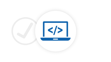 Code-Symbol auf einem Laptop vor einem hellgrauen Check-Icon auf weißem Hintergrund.
