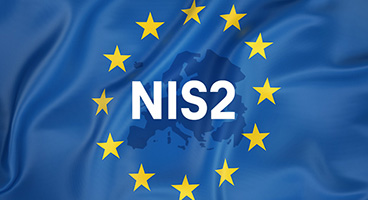 Flagge mit Silhouette Europas, Europa-Logo und Aufschrift "NIS2"