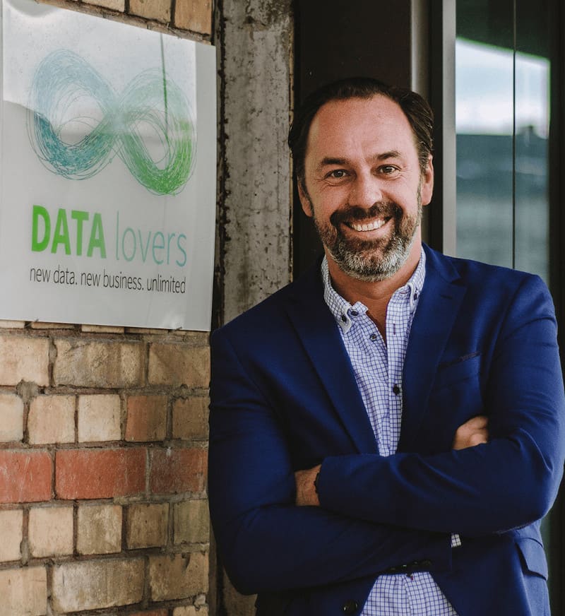 Gründer und Geschäftsführer von DATAlovers, Andreas Kulpa, lacht in die Kamera