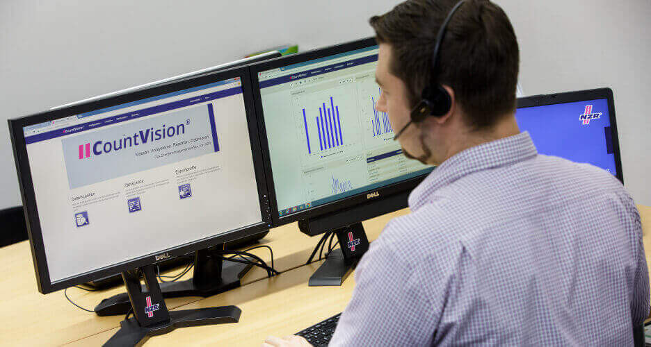 Ein Service-Mitarbeiter der NZR bedient die Energiemanagement-Software CountVision an seinem PC.