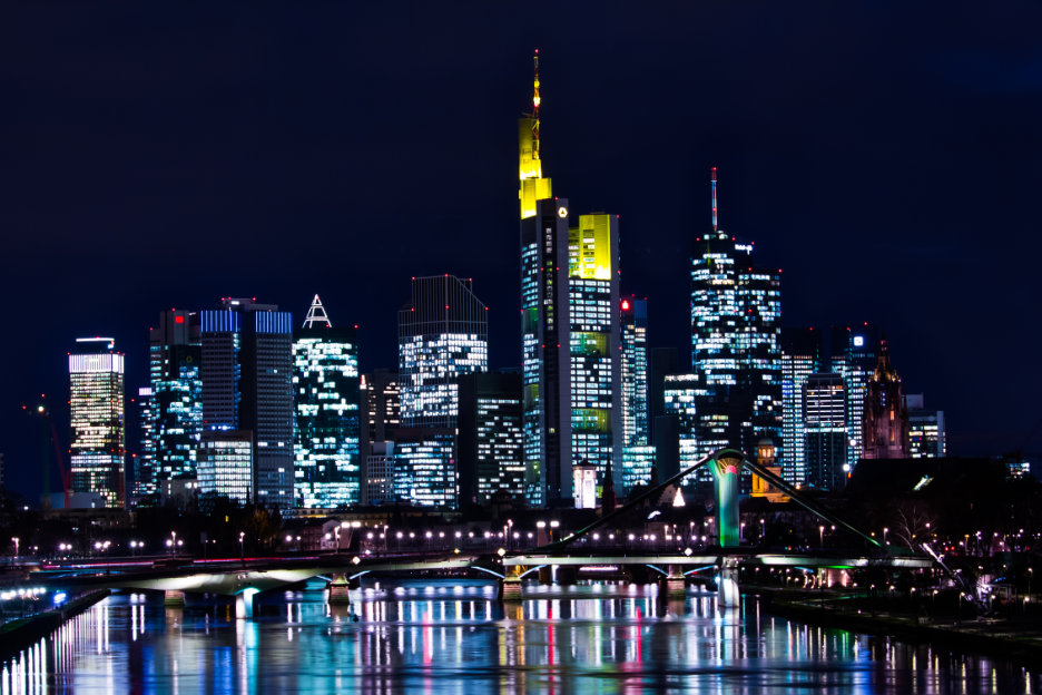 Skyline des Bankenviertels in Frankfurt am Main bei Nacht