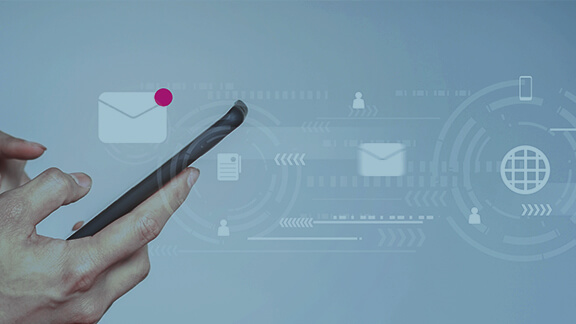 Digitale Schaugrafik zum Thema Mailing vor zwei Händen die ein Smartphone halten.