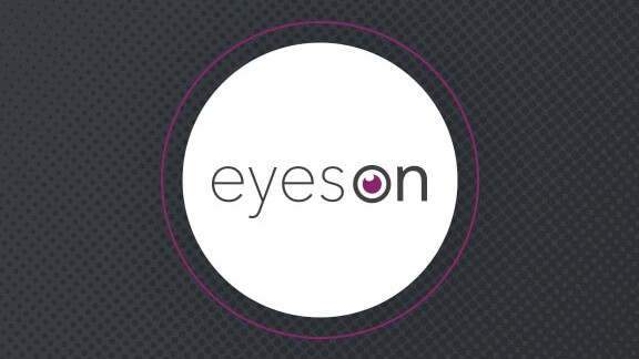 eyeson Logo vor dunkelgrauem Hintergrund mit einem Linienmuster.