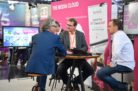 Gespräche am Messestand der Open Telekom Cloud auf den Medientagen München 2018