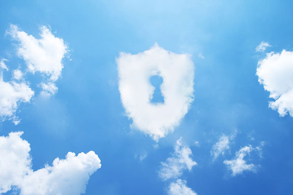 Eine weiße Wolke in der Form eines Schutzschildes mit einem Schlüsselloch darin