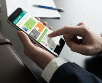 Bild eines Smartphones, das von einer linken Hand gehalten wird. Der Bildschirm zeigt das CRM-System von PiSA Sales.