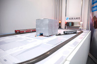 Fotos des Modells zum Projekt „Honey-Train-Project“ mit Modellen von Eisenbahnwagons auf Schienen.