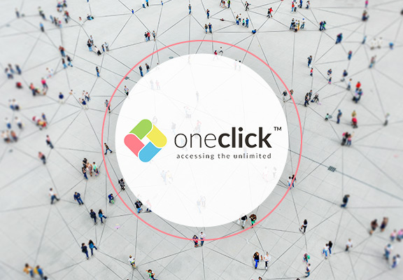 oneclick Logo vor einem Foto von oben auf zahlreiche Menschen auf einem grauen Platz, die mit digitalen Linien verbunden sind.