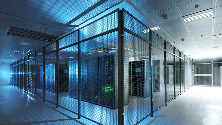 Server-Cluster in einem Cage im Rechenzentrum im blauen Licht