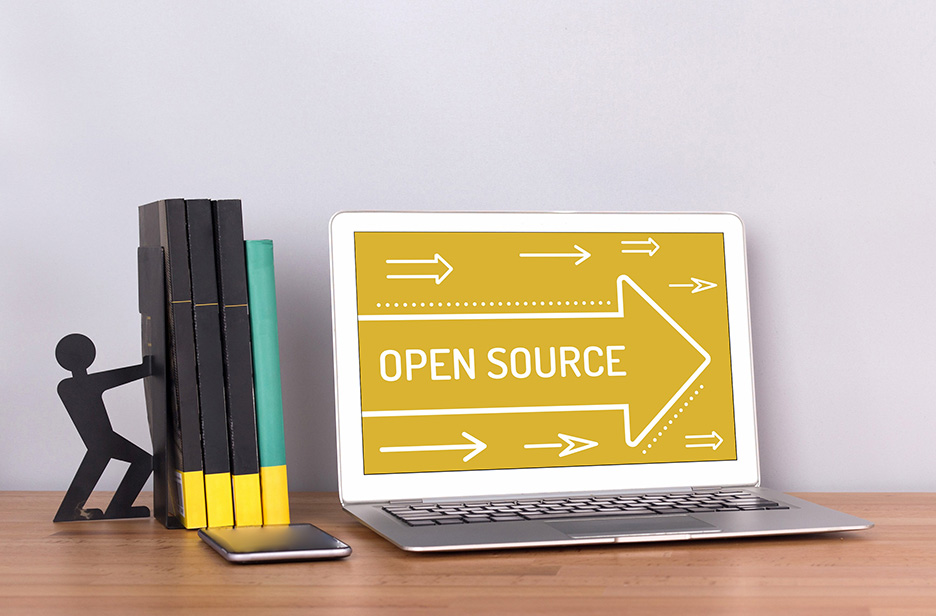 Figur schiebt Bücherstapel neben Laptop-Bildschirm mit Wegweiser „Open Source“