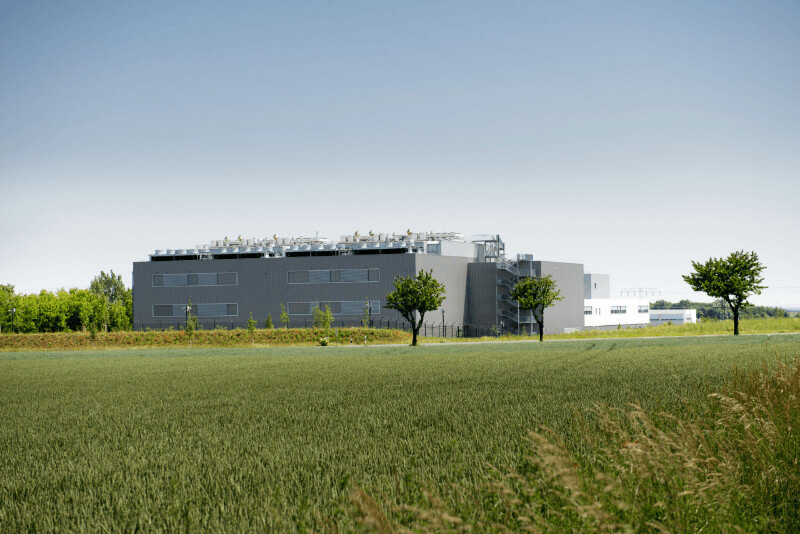In a green meadow: The data center in Biere near Magdeburg has space for up to 100,000 servers.