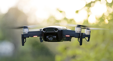Eine fliegende Drohne im Park