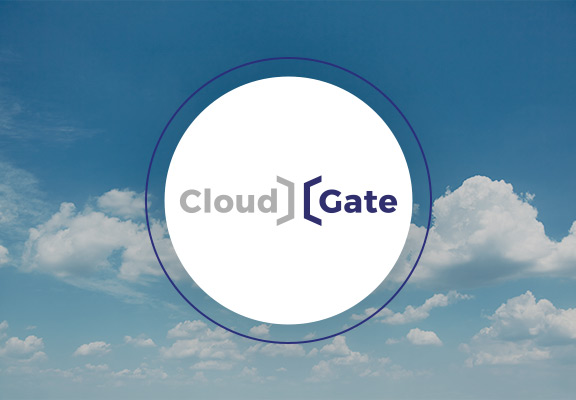 CloudGate Logo mit leicht bewölktem Himmel im Hintergrund.