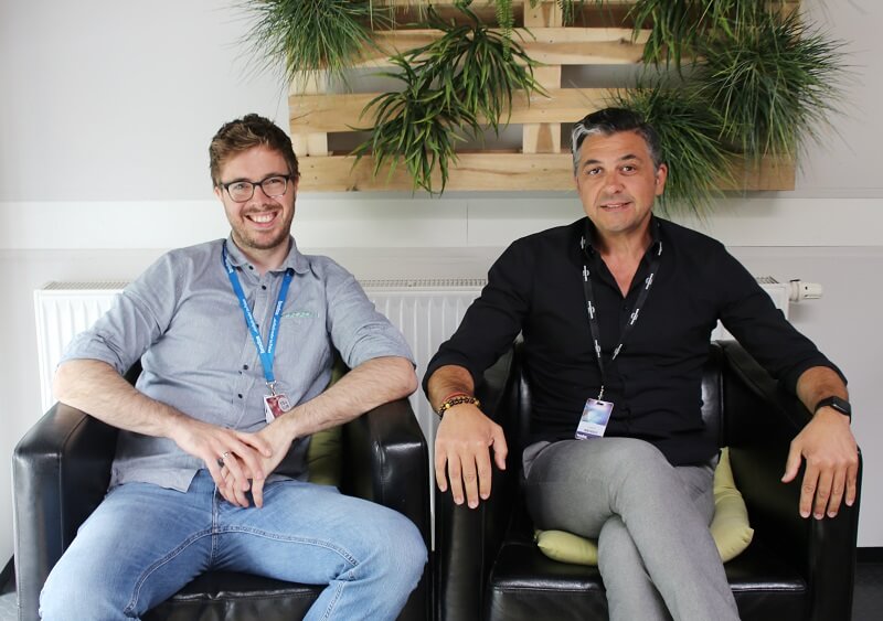A photo of the two brodos.net managing directors, Felix Dingermann and Udo Latino, sitting in black leather armchairs.