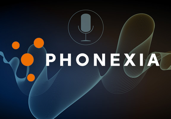 Phonexia Logo vor einem Hintergrund wo eine Wellenform einer Stimme zu sehen ist.