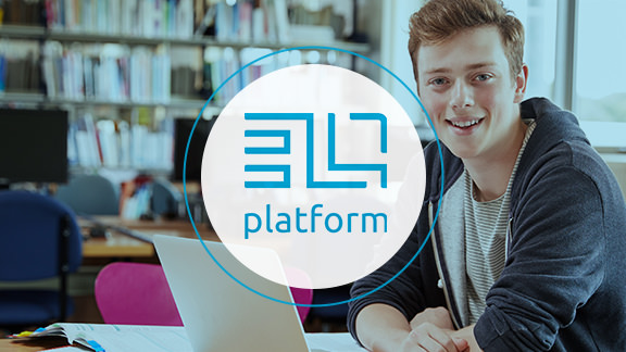 Platform3L Logo mit dem Foto eines lächelnden Studenten in der Bücherei im Hintergrund.